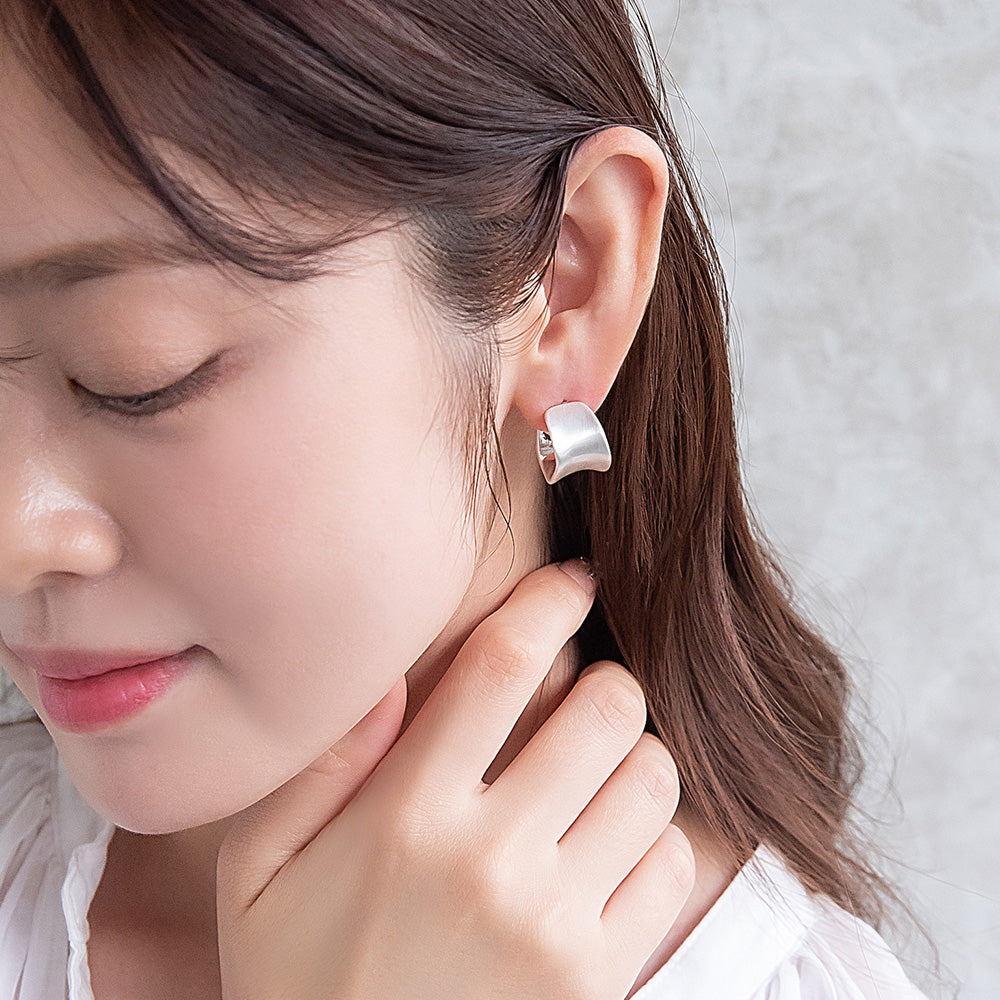 ピアス  ニッケルフリー neige. ワイドプレート カーブ スタッドピアス