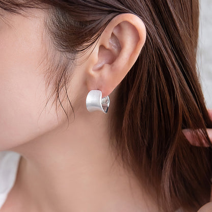 ピアス  ニッケルフリー neige. ワイドプレート カーブ スタッドピアス