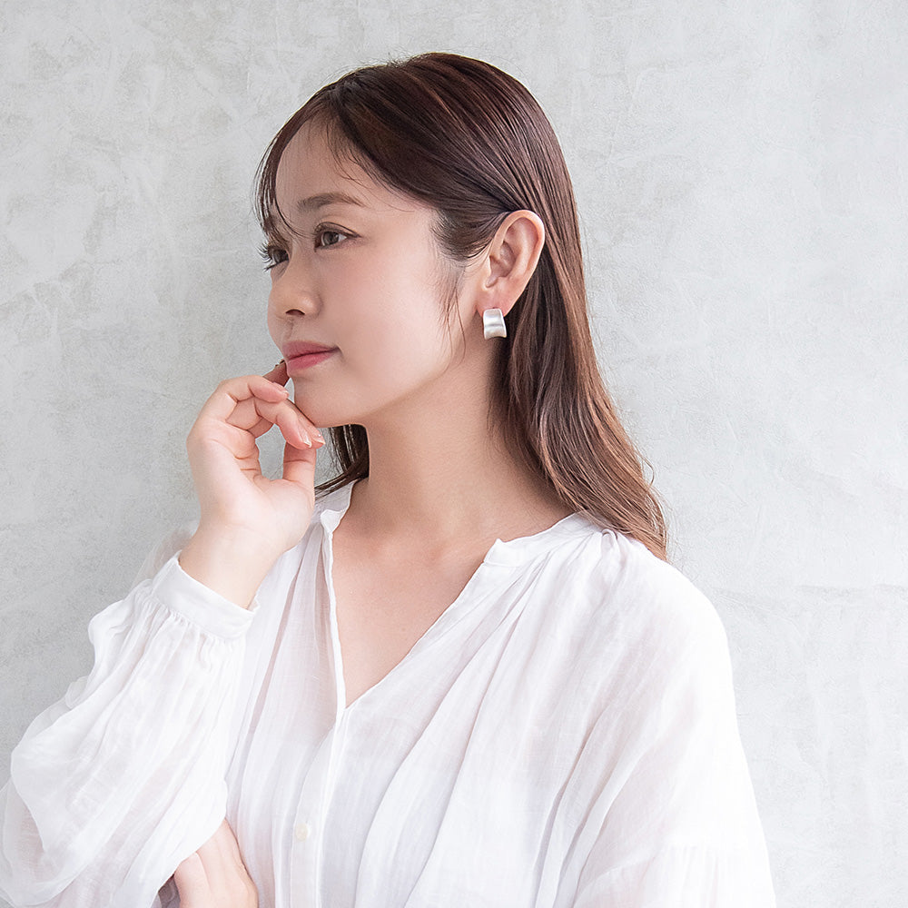 ピアス  ニッケルフリー neige. ワイドプレート カーブ スタッドピアス