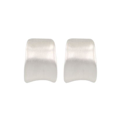 ピアス  ニッケルフリー neige. ワイドプレート カーブ スタッドピアス