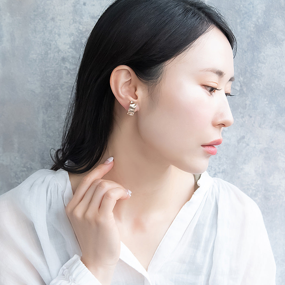 イヤリング ニッケルフリー sable gold メタル プレート ハンマーワーク C型 ネジバネ式イヤリング