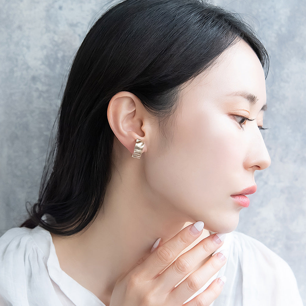 イヤリング ニッケルフリー sable gold メタル プレート ハンマーワーク C型 ネジバネ式イヤリング