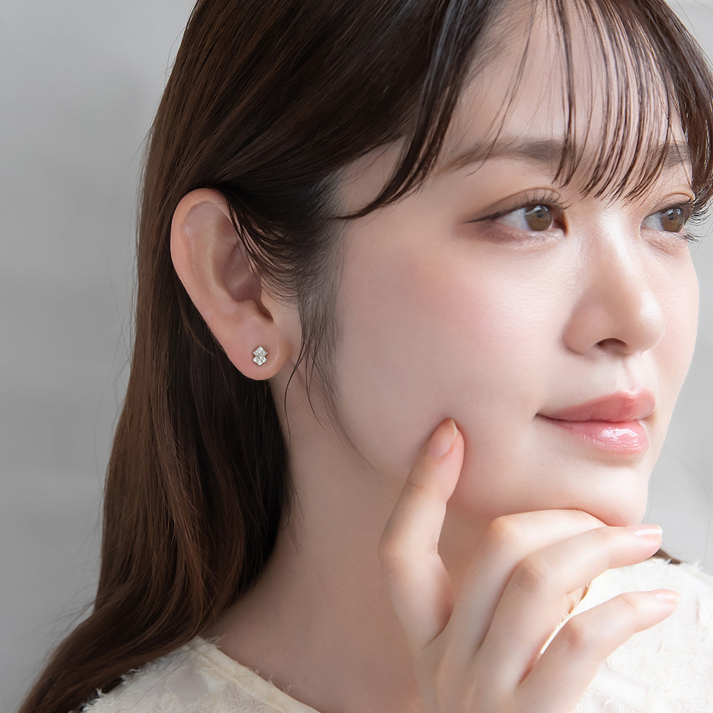 スクエア  トリプル ストーン セラミックポスト スタッドピアス