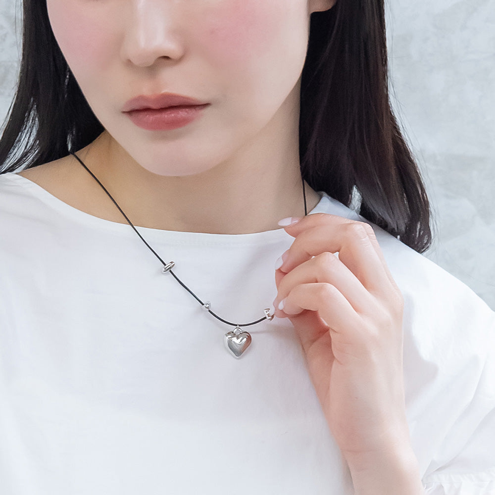 ネックレス ニッケルフリー ハート×メタルビーズ 革ひも風 ペンダント