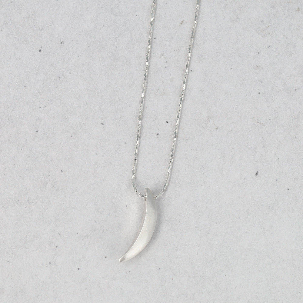 ネックレス ニッケルフリー neige. クレセントムーン ロングネックレス