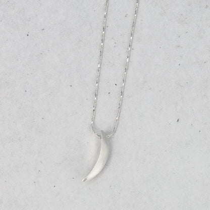 ネックレス ニッケルフリー neige. クレセントムーン ロングネックレス