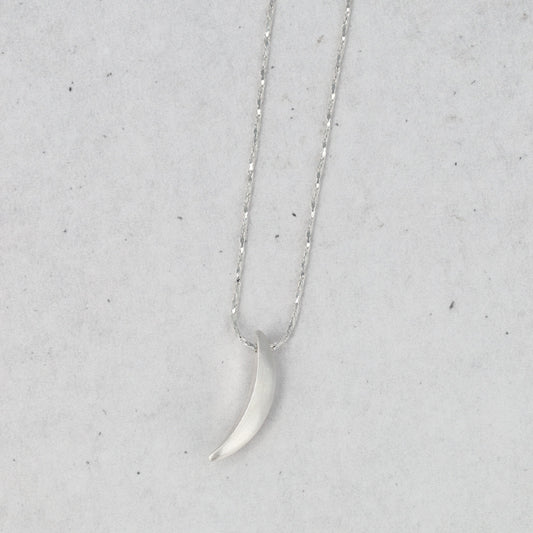 ネックレス ニッケルフリー neige. クレセントムーン ロングネックレス