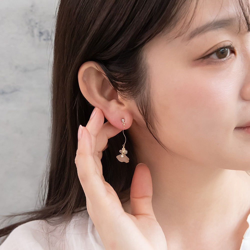 ピアス ニッケルフリー 花びら メタル ラメ くすみカラー チタンポスト スタッドピアス