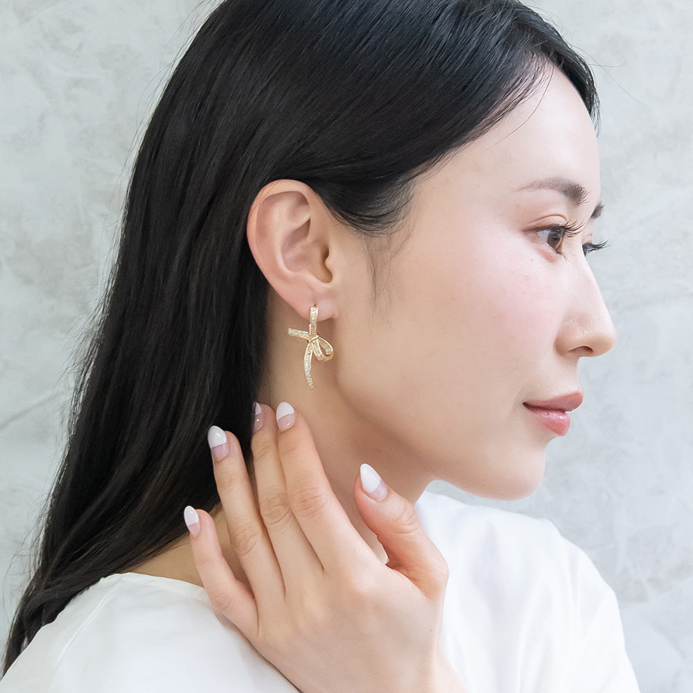 REFLET ニッケルフリー メタル リボン キュービックジルコニア ワンタッチ フープピアス