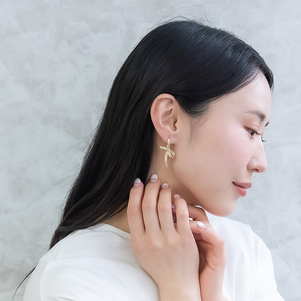 REFLET ニッケルフリー メタル リボン キュービックジルコニア ワンタッチ フープピアス