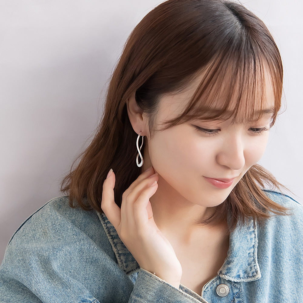 neige. メタル ウエーブ サイド ロンバス チタンポスト フープピアス