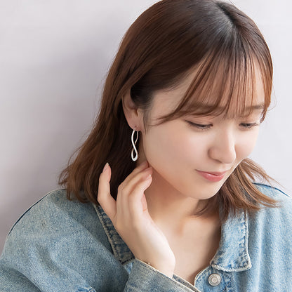 neige. メタル ウエーブ サイド ロンバス チタンポスト フープピアス