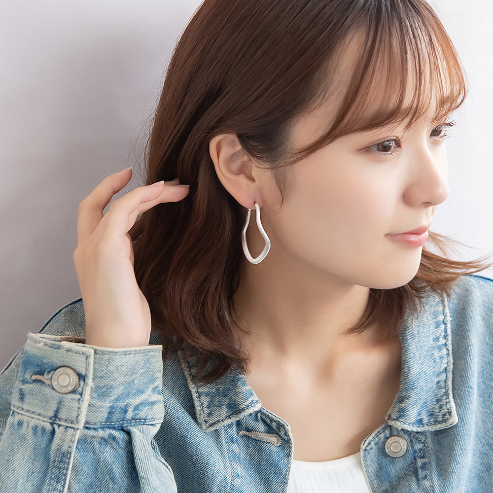 neige. メタル ウエーブ サイド ロンバス チタンポスト フープピアス
