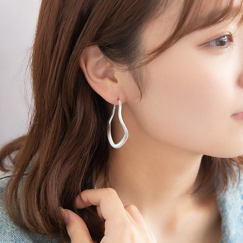 neige. メタル ウエーブ サイド ロンバス チタンポスト フープピアス