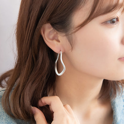 neige. メタル ウエーブ サイド ロンバス チタンポスト フープピアス