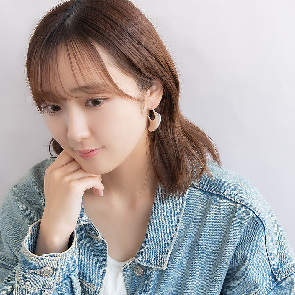 neige. メタル ウエーブ プレート C型 チタンポスト スタッドピアス