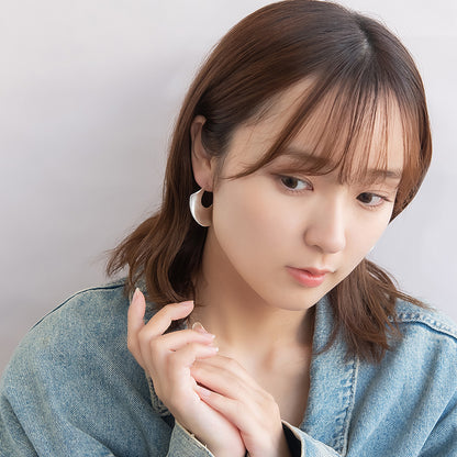 neige. メタル ウエーブ プレート C型 チタンポスト スタッドピアス