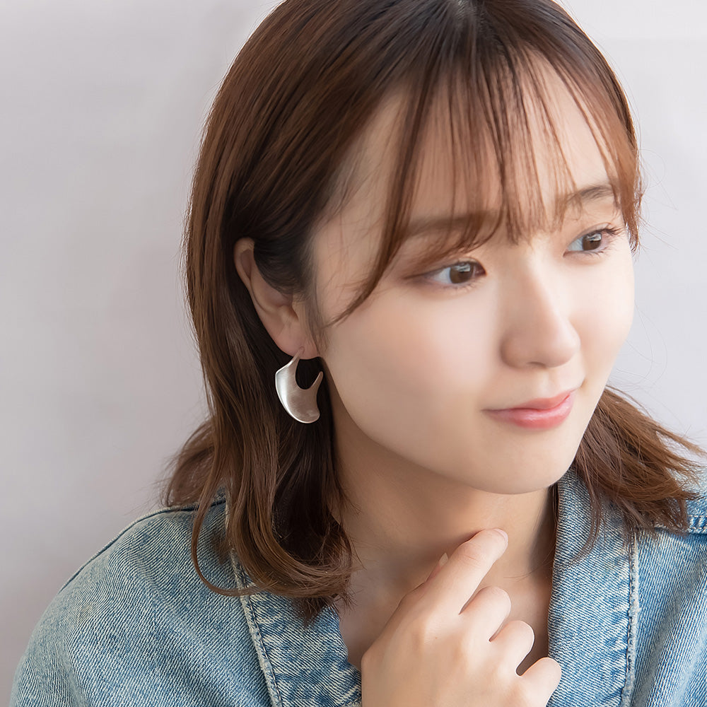neige. メタル ウエーブ プレート C型 チタンポスト スタッドピアス