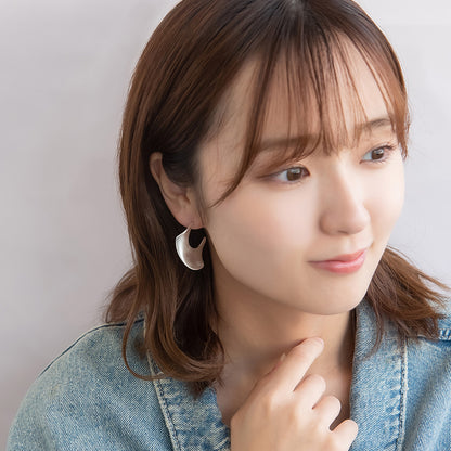 neige. メタル ウエーブ プレート C型 チタンポスト スタッドピアス