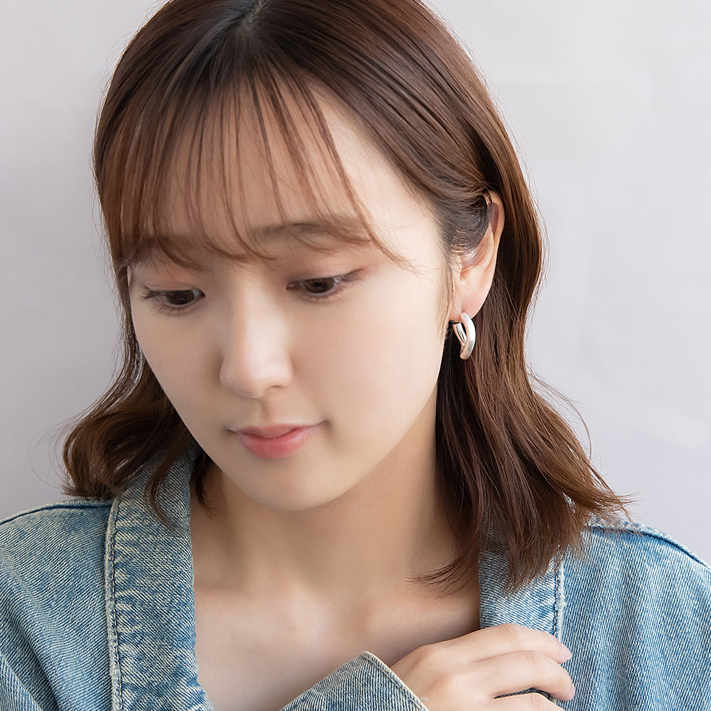 neige. メタル ウエーブ ライン サイド J チタンポスト スタッドピアス