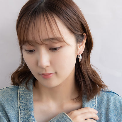 neige. メタル ウエーブ ライン サイド J チタンポスト スタッドピアス