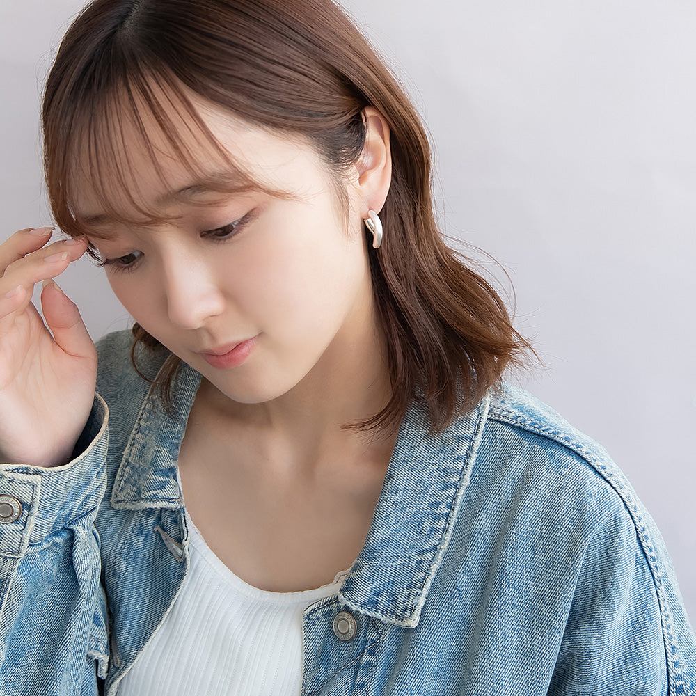 neige. メタル ウエーブ ライン サイド J チタンポスト スタッドピアス