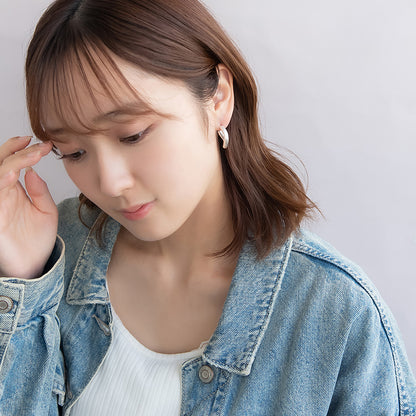 neige. メタル ウエーブ ライン サイド J チタンポスト スタッドピアス