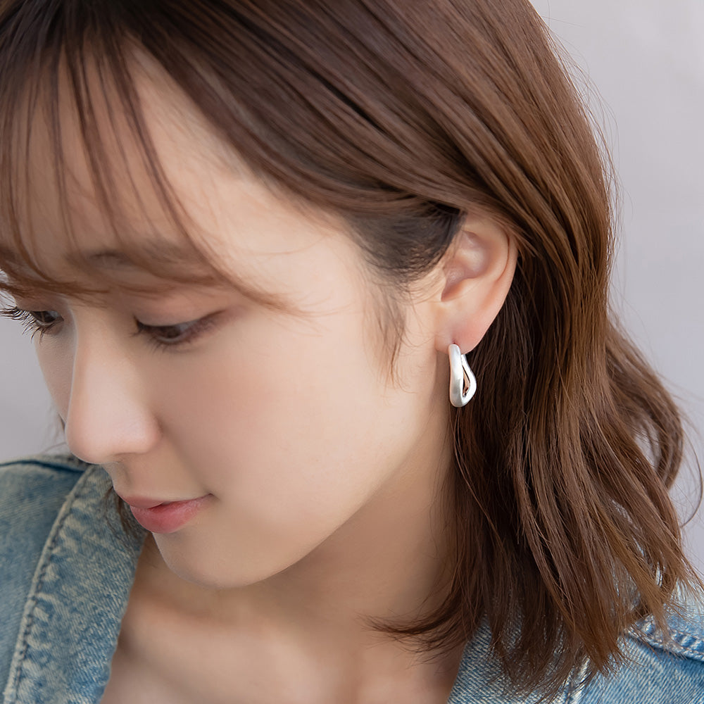 neige. メタル ウエーブ ライン サイド J チタンポスト スタッドピアス