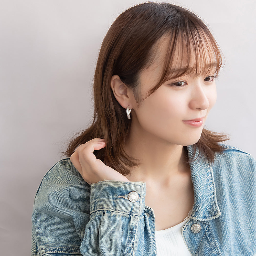 neige. メタル ウエーブ ライン サイド J チタンポスト スタッドピアス