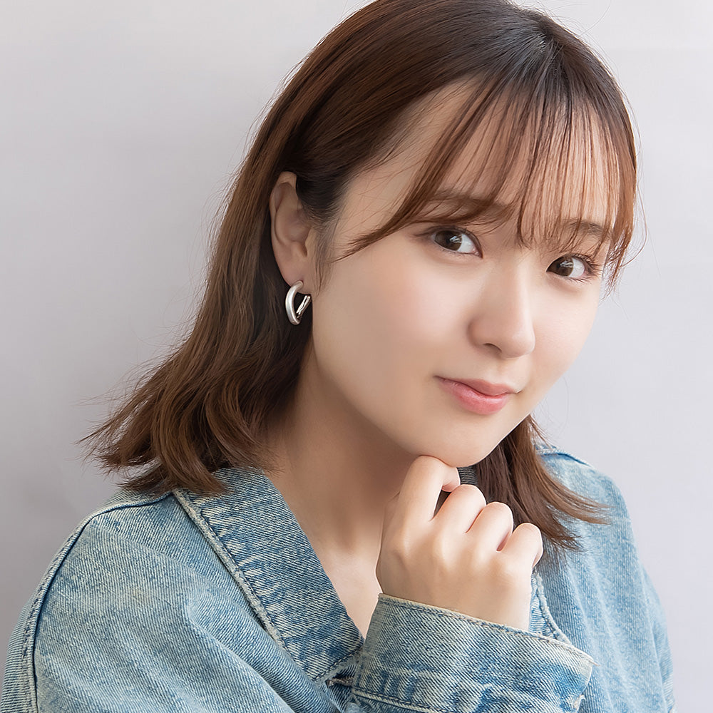 neige. メタル ウエーブ ライン サイド J チタンポスト スタッドピアス