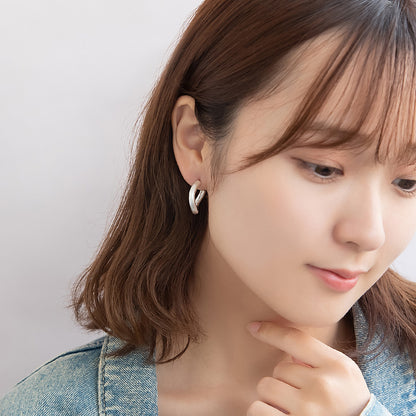neige. メタル ウエーブ ライン サイド J チタンポスト スタッドピアス