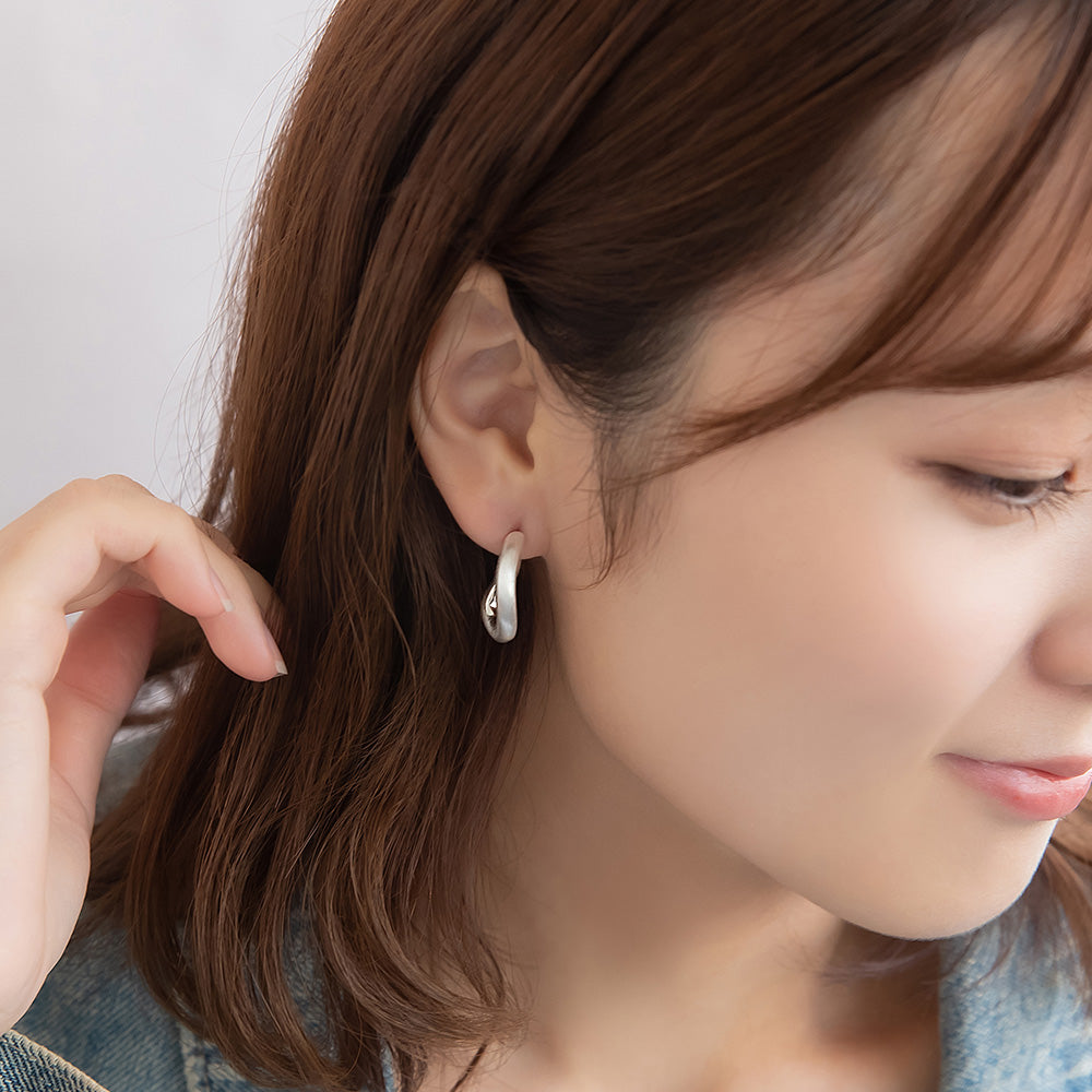 neige. メタル ウエーブ ライン サイド J チタンポスト スタッドピアス