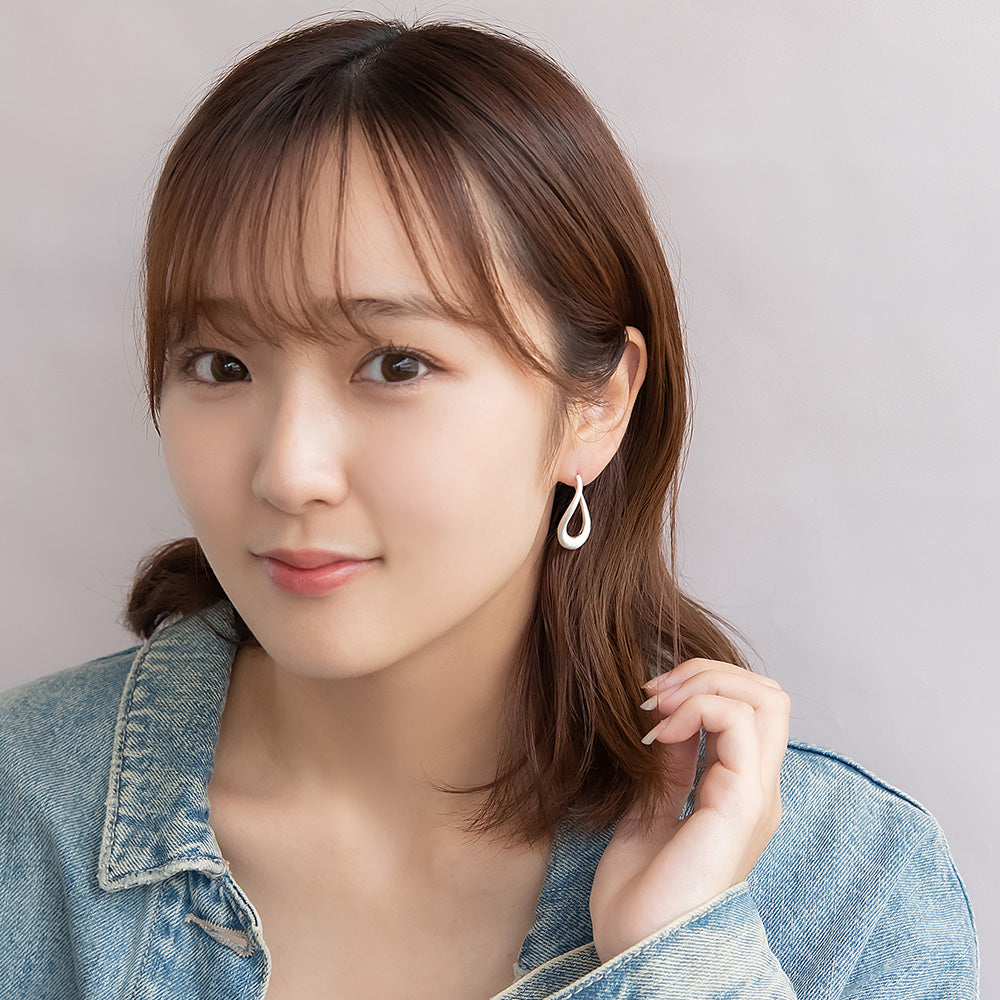 neige. メタル ウエーブ ライン ドロップ チタンポスト スタッドピアス