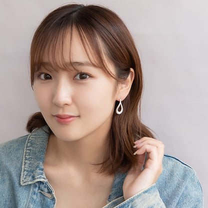 neige. メタル ウエーブ ライン ドロップ チタンポスト スタッドピアス