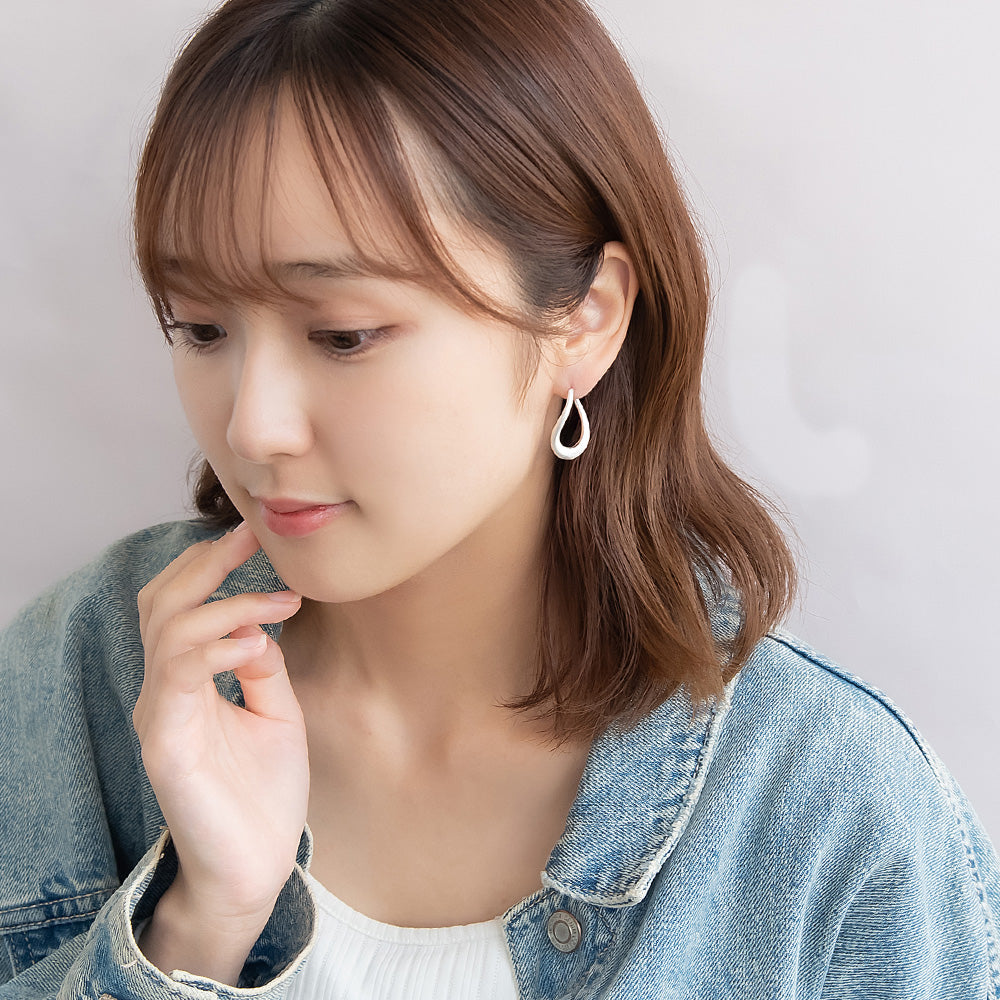 neige. メタル ウエーブ ライン ドロップ チタンポスト スタッドピアス