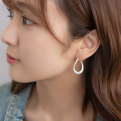 neige. メタル ウエーブ ライン ドロップ チタンポスト スタッドピアス