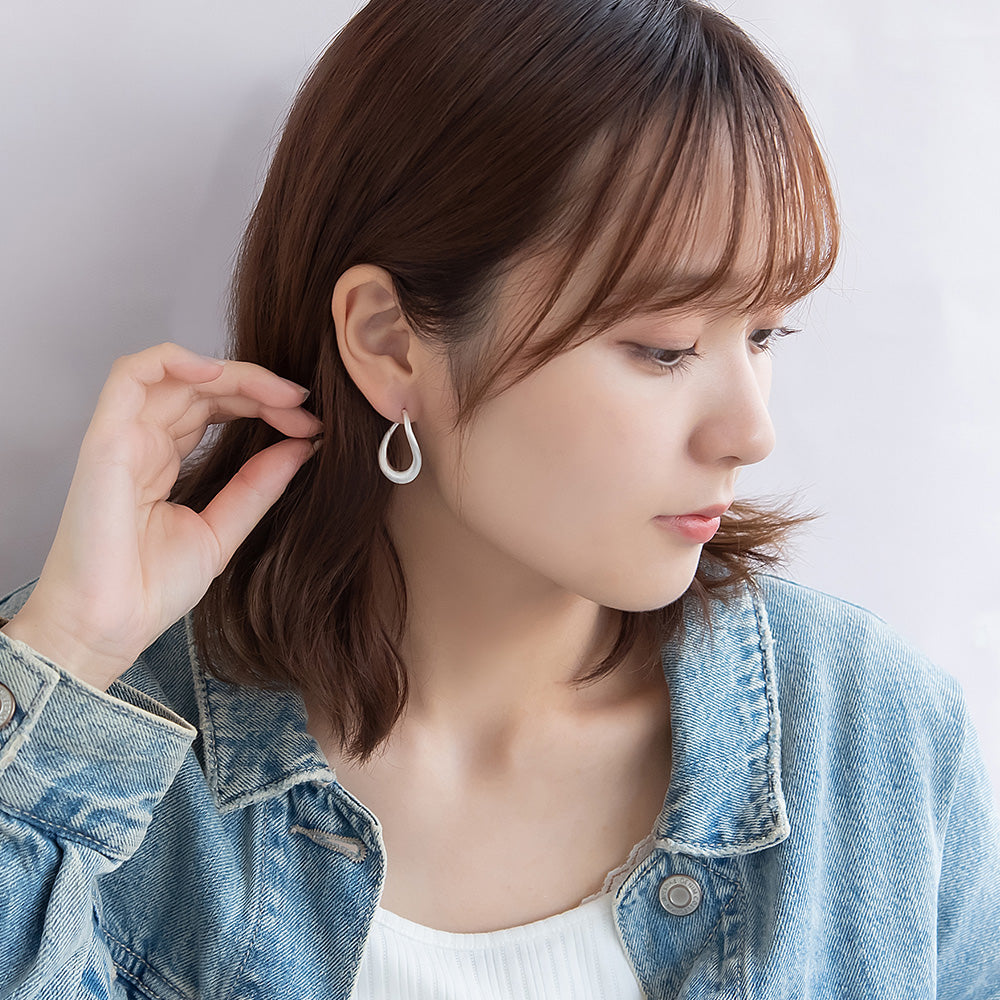 neige. メタル ウエーブ ライン ドロップ チタンポスト スタッドピアス