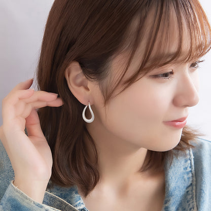neige. メタル ウエーブ ライン ドロップ チタンポスト スタッドピアス