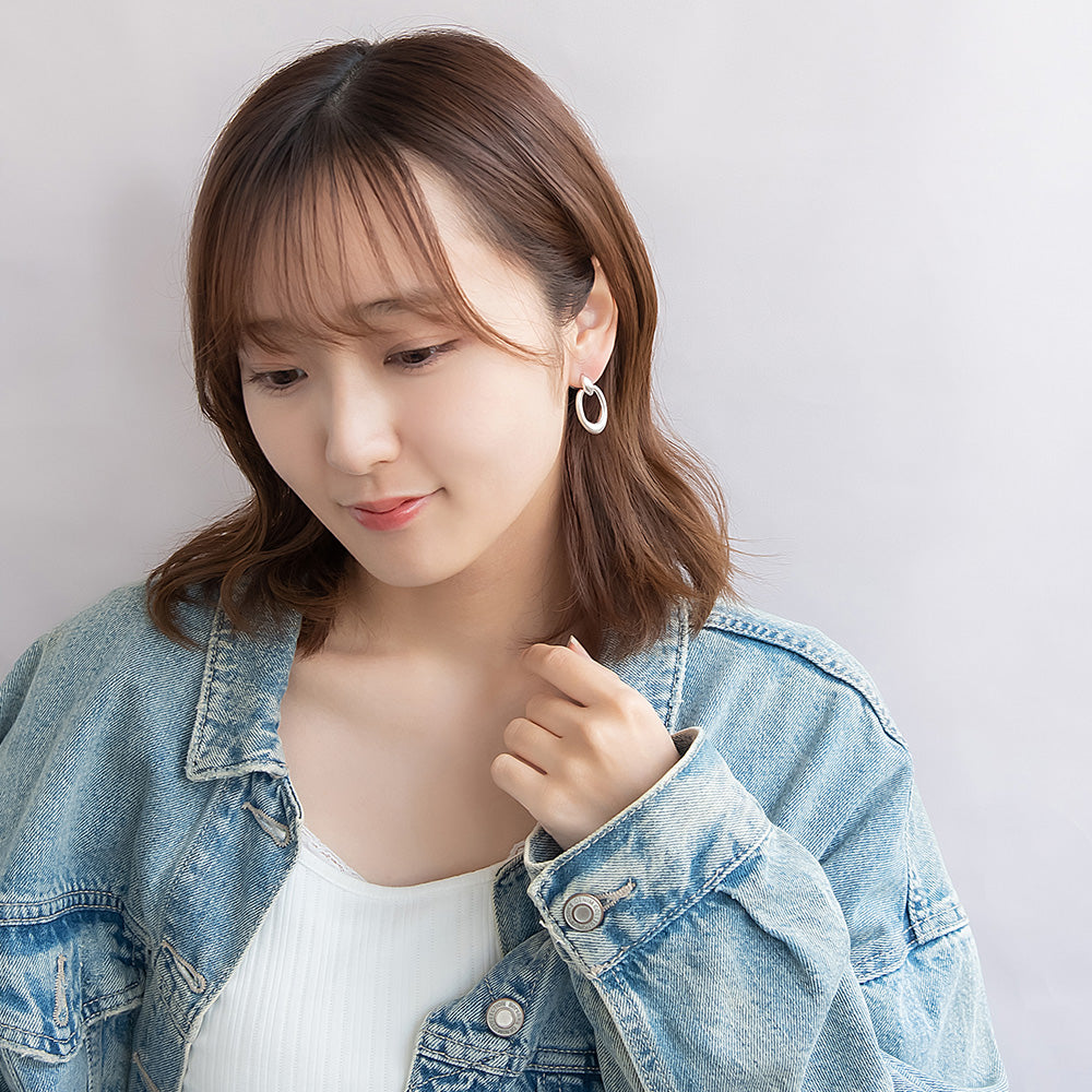 neige. メタル アーモンド オーバル リング チタンポスト スタッドピアス