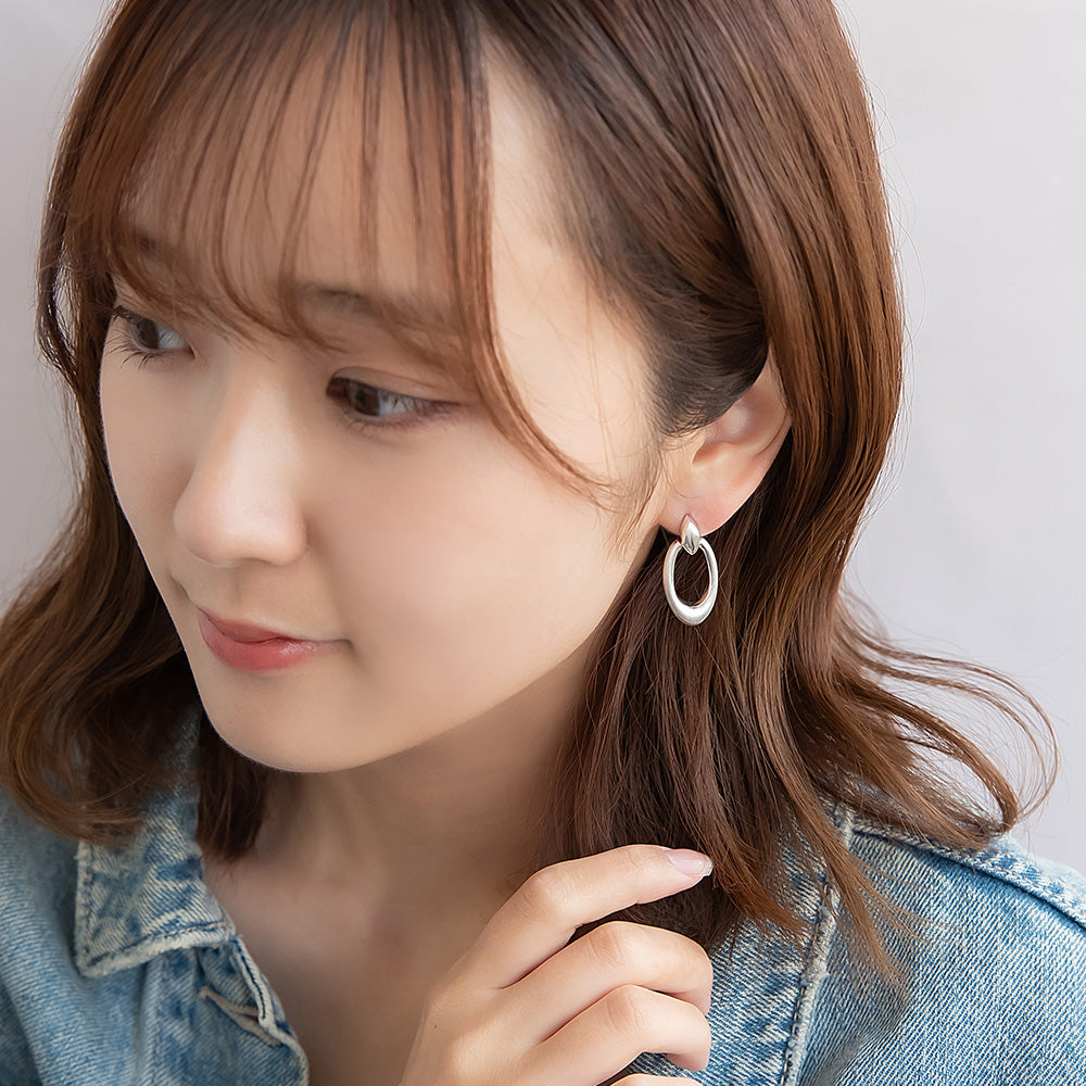 neige. メタル アーモンド オーバル リング チタンポスト スタッドピアス