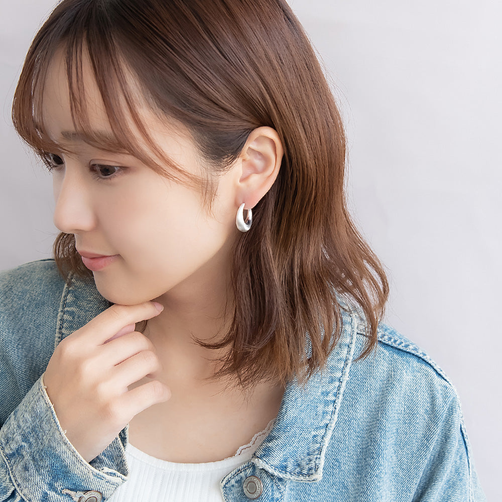 neige. メタル プランプ サイド 三日月 C型 チタンポスト スタッドピアス