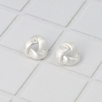 neige. メタル スリー ライン トライアングル チタンポスト スタッドピアス