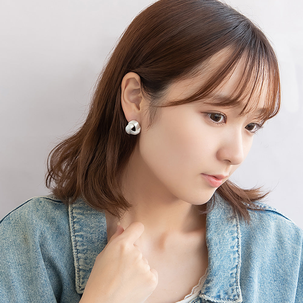 neige. メタル スリー ライン トライアングル チタンポスト スタッドピアス