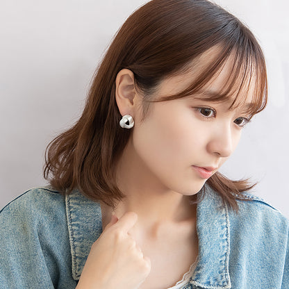 neige. メタル スリー ライン トライアングル チタンポスト スタッドピアス
