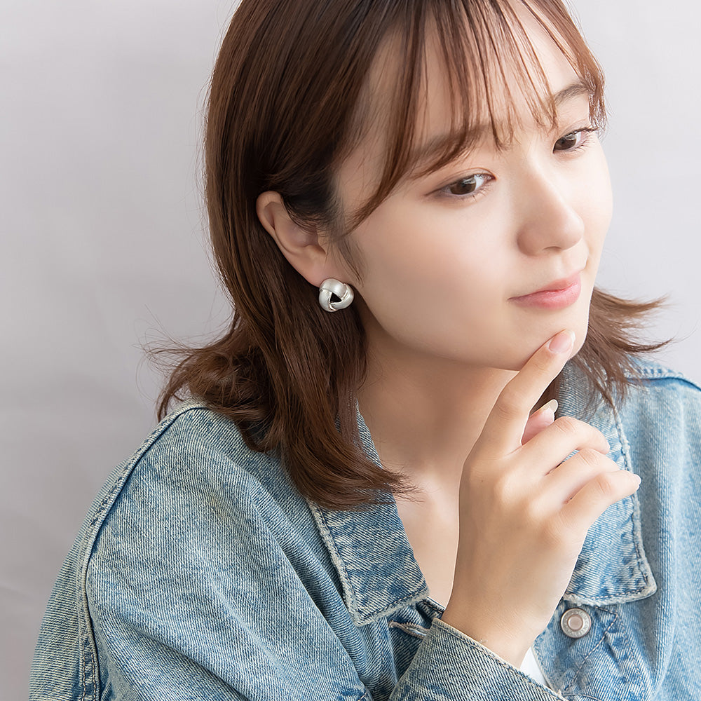 neige. メタル スリー ライン トライアングル チタンポスト スタッドピアス