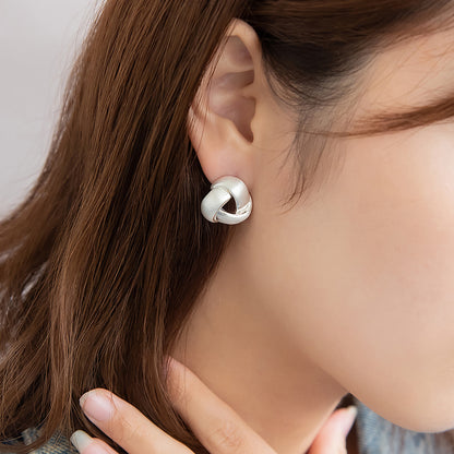 neige. メタル スリー ライン トライアングル チタンポスト スタッドピアス