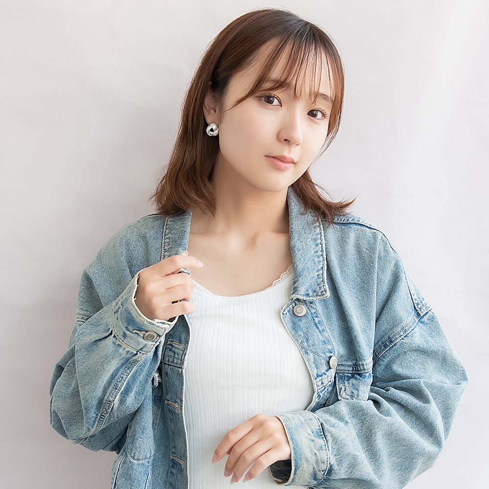 neige. メタル スリー ライン トライアングル チタンポスト スタッドピアス