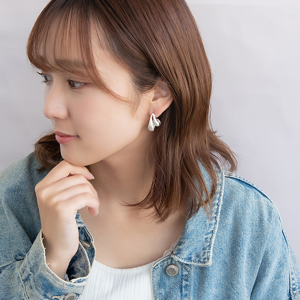 neige. メタル ドロップ カーブ ダブル ライン チタンポスト スタッドピアス