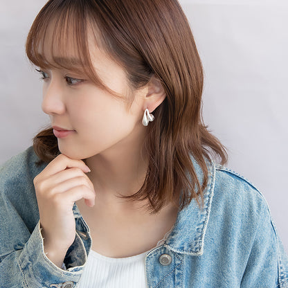 neige. メタル ドロップ カーブ ダブル ライン チタンポスト スタッドピアス