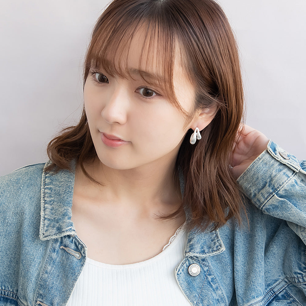 neige. メタル ドロップ カーブ ダブル ライン チタンポスト スタッドピアス
